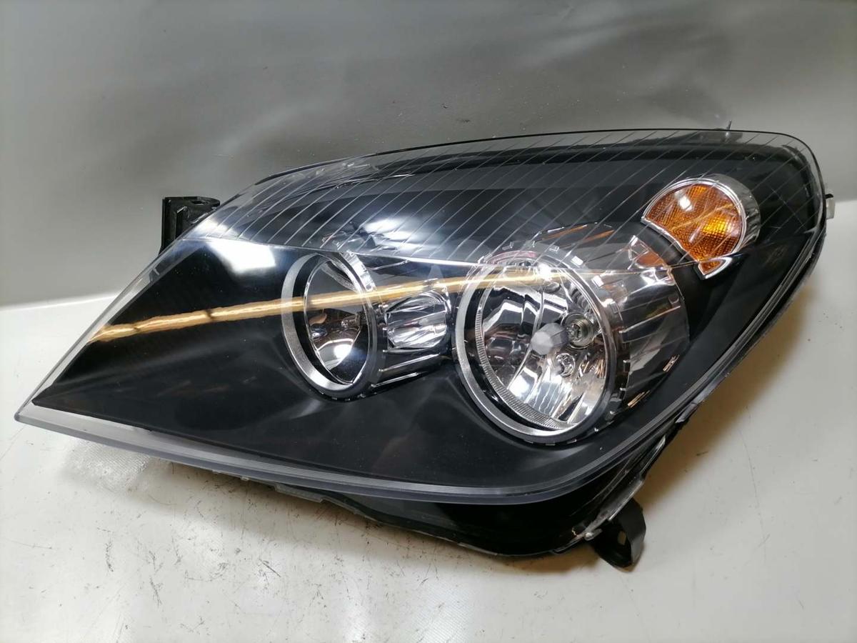 Opel Astra H Scheinwerfer vorn links Halogen schwarzer Hitergrund Zubehör Bj.2004